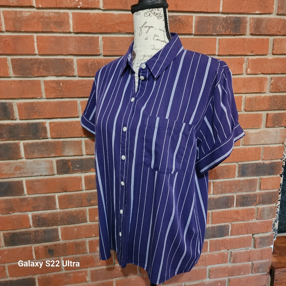 NWT Universal Threads size small blue and white striped